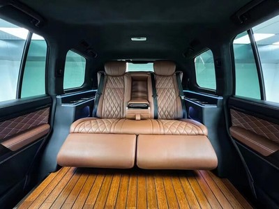 深圳工廠 陸巡/霸道普拉多改裝新潮流，電動沙發床與地板升級引領個性化車飾風尚