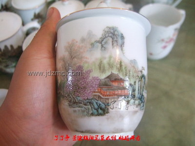 景德鎮陶瓷研究所款1965年粉彩山水茶杯