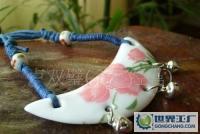 景德鎮(zhèn)陶瓷飾品 古典月牙粉彩大花項鏈的工藝與市場供應(yīng)