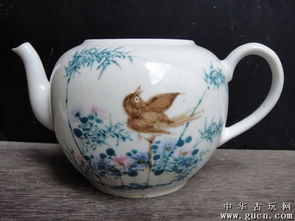 釉下青花繪雅韻 探秘景德鎮花卉瓷壺之美